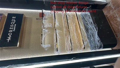 免税店の香水のフレグランスショーケース