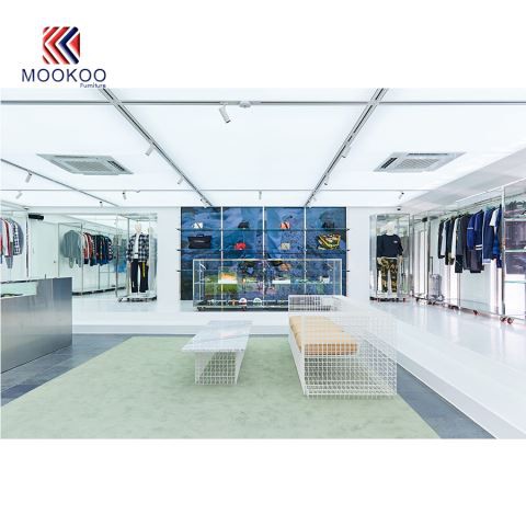 ハイエンドの衣料品店の備品