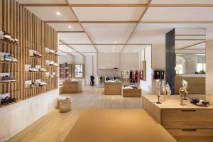 木製の衣料品店の棚